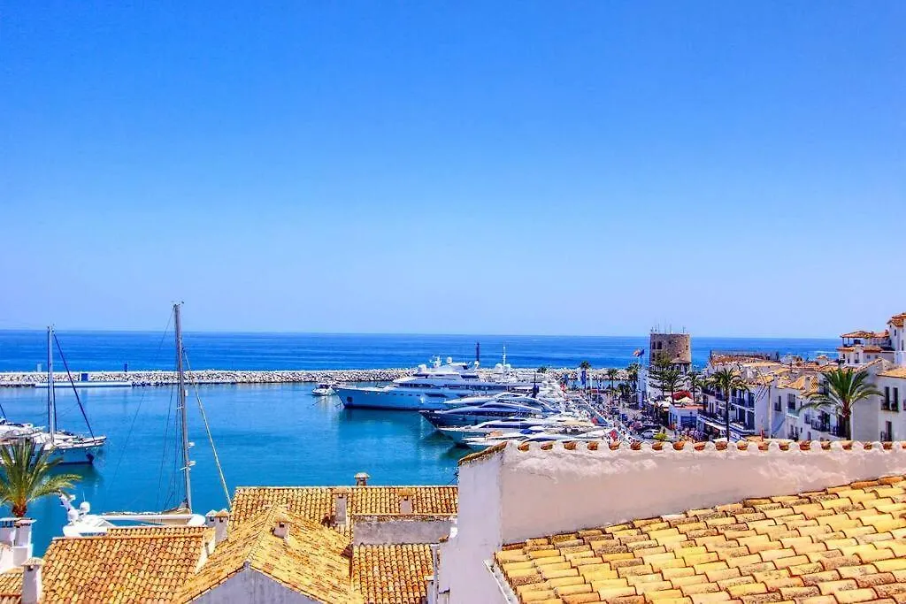 1079 - Frontline Puerto Banus Apartment Marbella Spagna