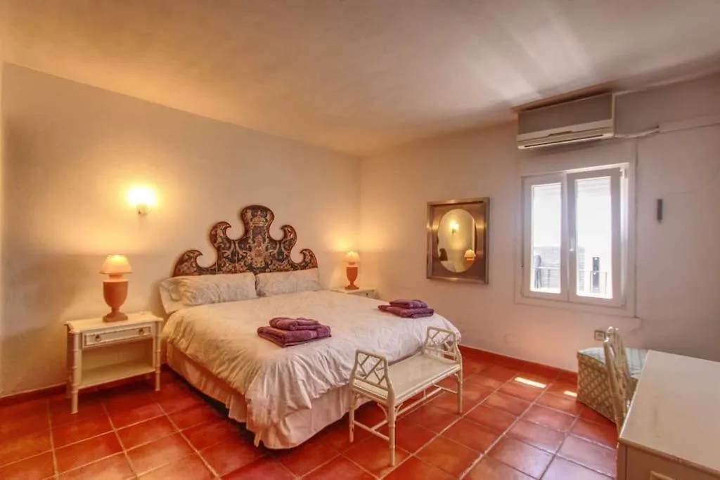 1079 - Frontline Puerto Banus Apartment Marbella